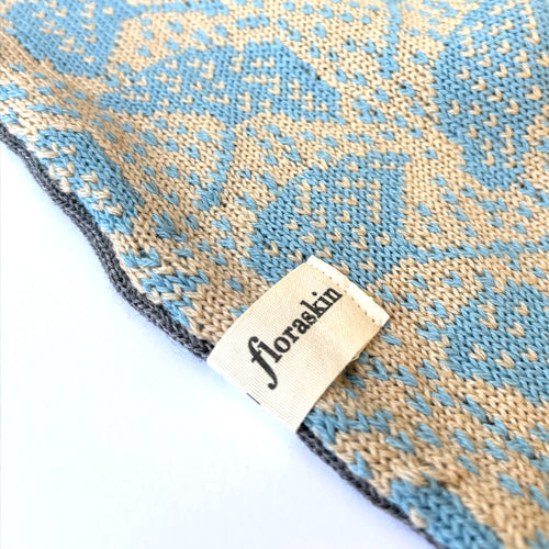 Schal Dance of Ginkgo Leaves in Blue – Ein harmonisches Spiel aus Farben und Formen!