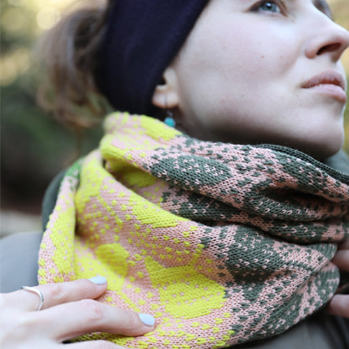 Schal Ginkgo Fall: An Ode to Green – Ein elegantes Meisterwerk in Grüntönen!