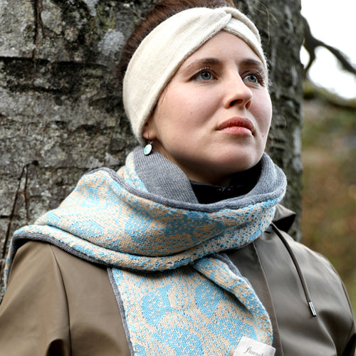 Schal Dance of Ginkgo Leaves in Blue – Ein harmonisches Spiel aus Farben und Formen!